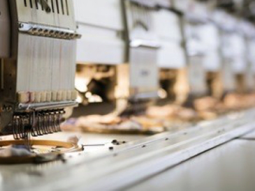 <p>源源不斷的國(guó)外訂單如雪片飛來(lái)，忙碌的時(shí)候，服裝廠(chǎng)里的工人京倉(cāng)需要日夜趕進(jìn)度</p>
